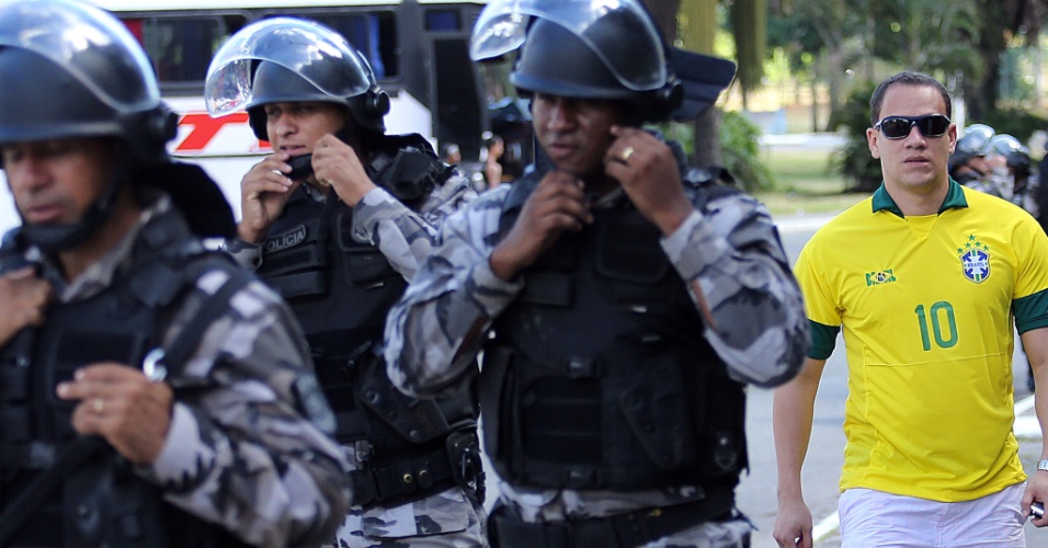22.junho.2013 - Tropa de Choque da polícia faz segurança no entorno da Arena Fonte Nova antes da partida entre Brasil e Itália