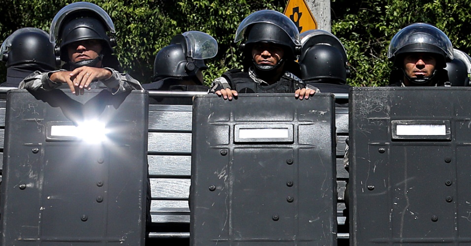 22.junho.2013 - Tropa de Choque da polícia faz segurança no entorno da Arena Fonte Nova antes da partida entre Brasil e Itália