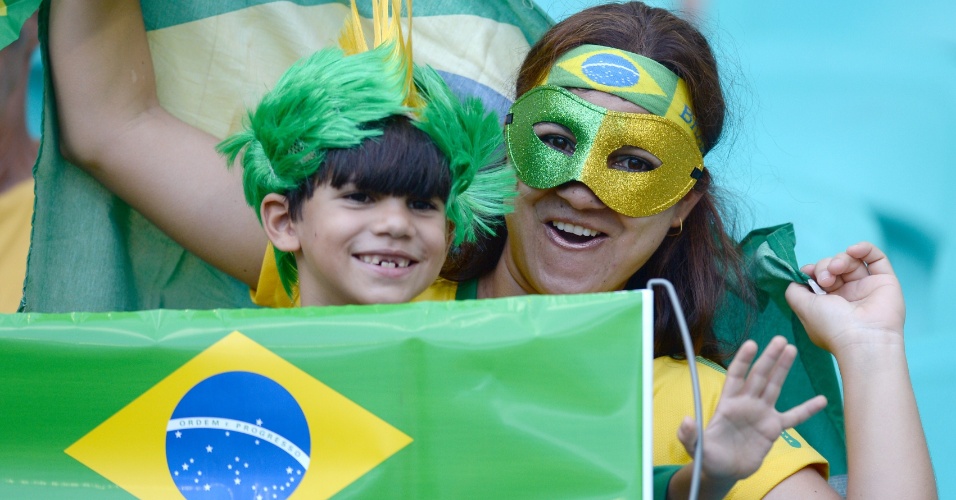 22.junho.2013 -Famílias começam a ocupar as arquibancadas da Fonte Nova para torcer pelo Brasil