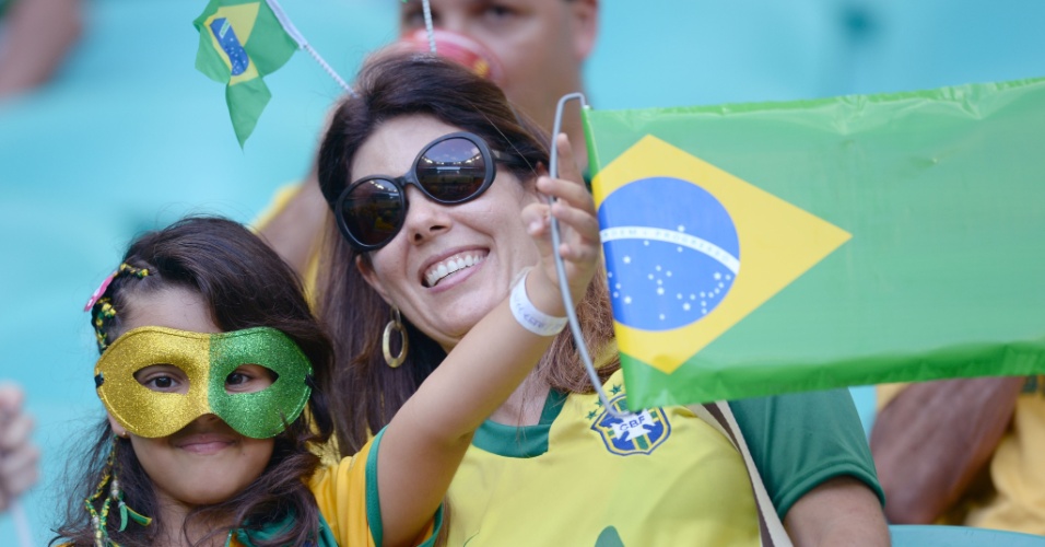 22.junho.2013 -Famílias começam a ocupar as arquibancadas da Fonte Nova para torcer pelo Brasil