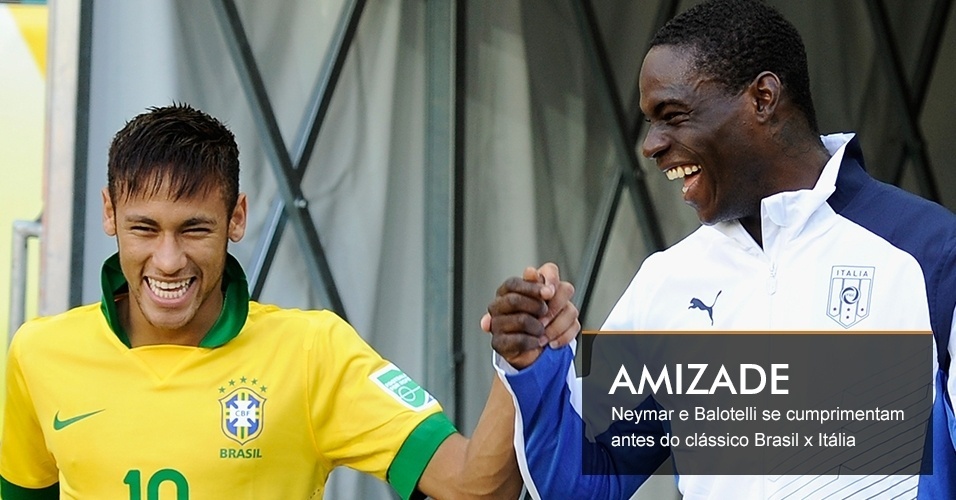 AMIZADE - Neymar e Balotelli se cumprimentam antes do clássico Brasil x Itália