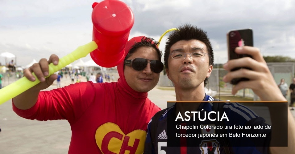 ASTÚCIA - Chapolin Colorado tira foto ao lado de torcedor japonês em Belo Horizonte 
