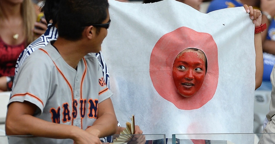 Bandeira japonesa humana na torcida em Japão x México, no Mineirão