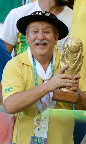 Clovis Fernandes, o Gáucho da Copa, tradicional figura dos estádios em Copa do Mundo, aparece em Brasil 4 x 2 Itália, na Fonte Nova