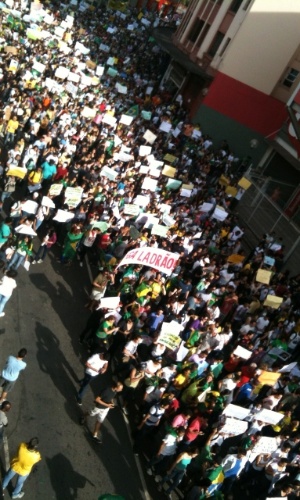 Multidão caminha rumo ao estádio do Mineirão antes de México x Japão