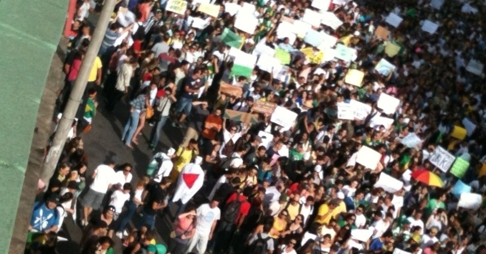 Multidão caminha rumo ao estádio do Mineirão antes de México x Japão