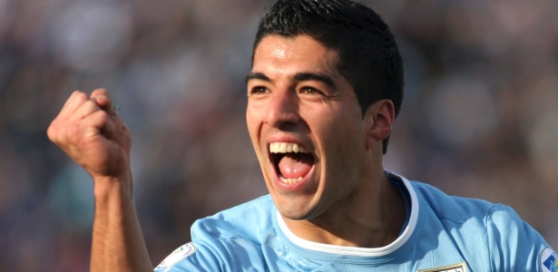 Suarez comemora gol pela Celeste: duelo contra David Luiz sai da Inglaterra e chega a BH