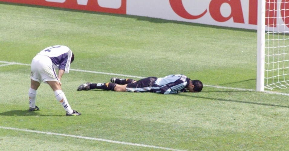 13.jun.1998 - Goleiro Zubizarreta lamenta falha na partida entre Espanha e Nigéria pela Copa do Mundo