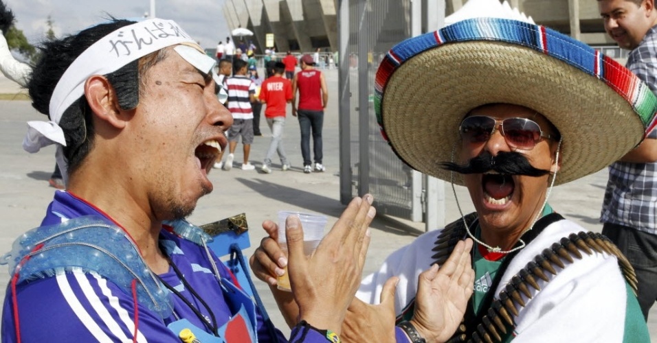 22.jun.2013 - Fantasiados, torcedores do Japão e México se cumprimentam do lado de fora do Mineirão