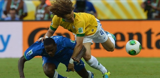 Balotelli e David Luiz se enroscam e caem no gramado