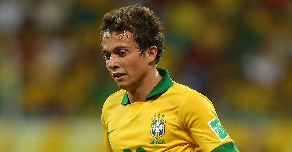 22.jun.2013 - Bernard entrou em campo no segundo tempo da vitória por 4 a 2 do Brasil sobre a Itália na Fonte Nova pela Copa das Confederações