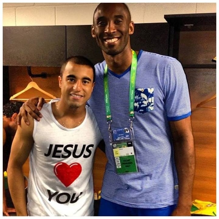 22.jun.2013 - Lucas também aproveitou para tietar o astro do basquete Kobe Bryant após vitória do Brasil sobre a Itália na Copa das Confederações