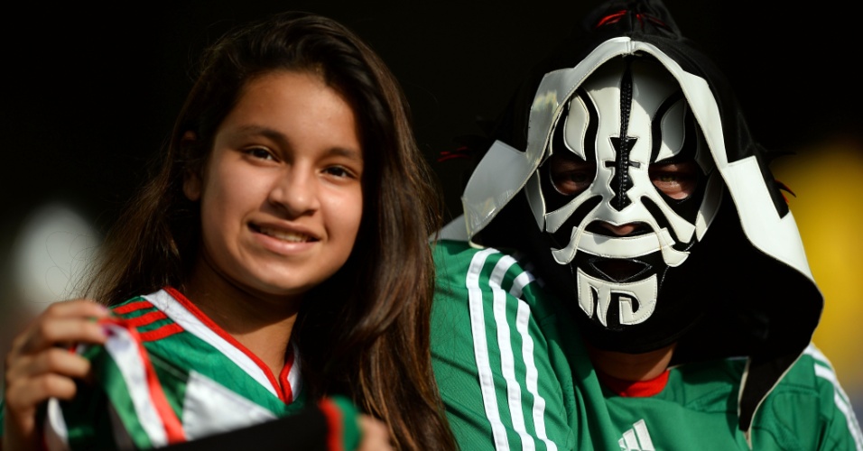 22.jun.2013 - Mascarado, torcedor mexicano posa para oto no Mineirão