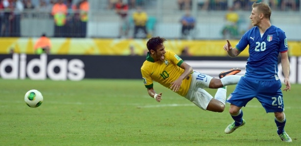 Neymar cai após levar falta de Abate na partida enrtre Brasil e Itália