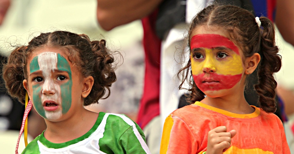 23.jun.2013 - Crianças torcem para times diferentes, mas andam juntas no Castelão