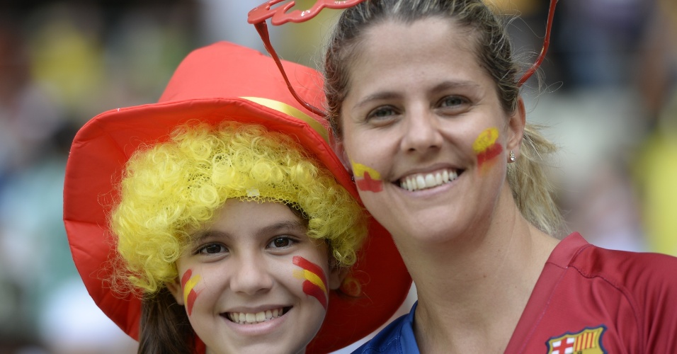 23.jun.2013 - Torcedores da Espanha chegam ao Castelão para acompanhar jogo contra a Nigéria