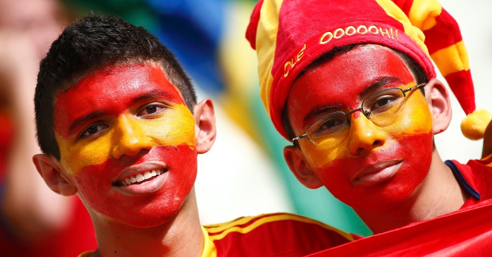 23.jun.2013 - Torcedores da Espanha chegam ao Castelão para acompanhar jogo contra a Nigéria