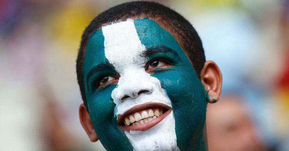 23.jun.2013 - Torcida da Nigéria também marca presença com suas cores no Castelão