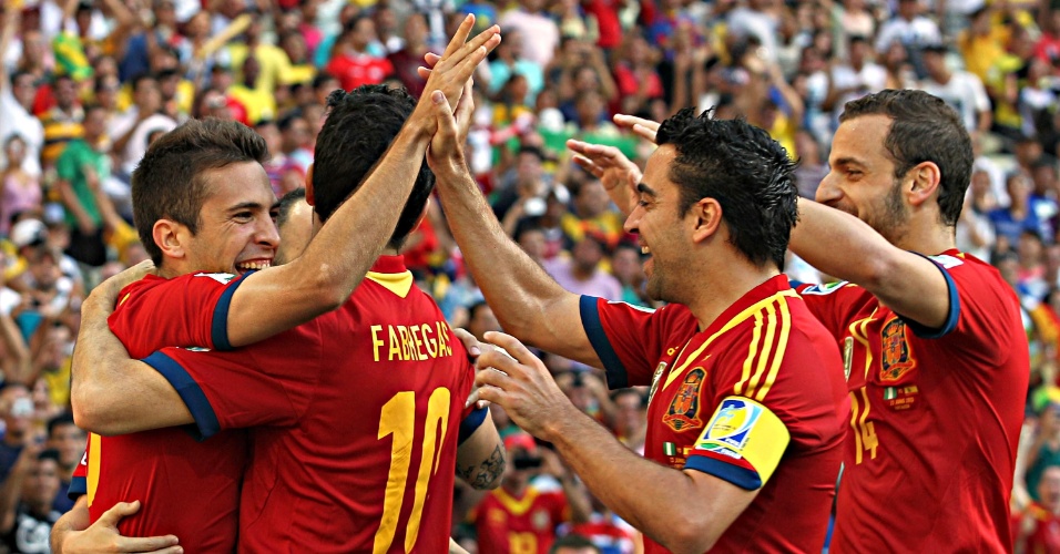 23.jun.2013 - Jogadores da Espanha comemoram vitória sobre a Nigéria