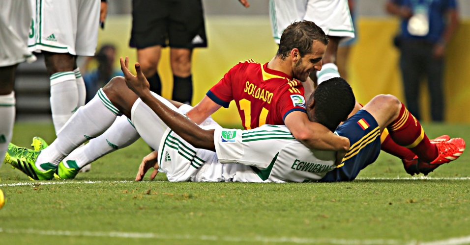 23.jun.2013 - Jogadores de Espanha e Nigéria se embolam no gramado do Castelão
