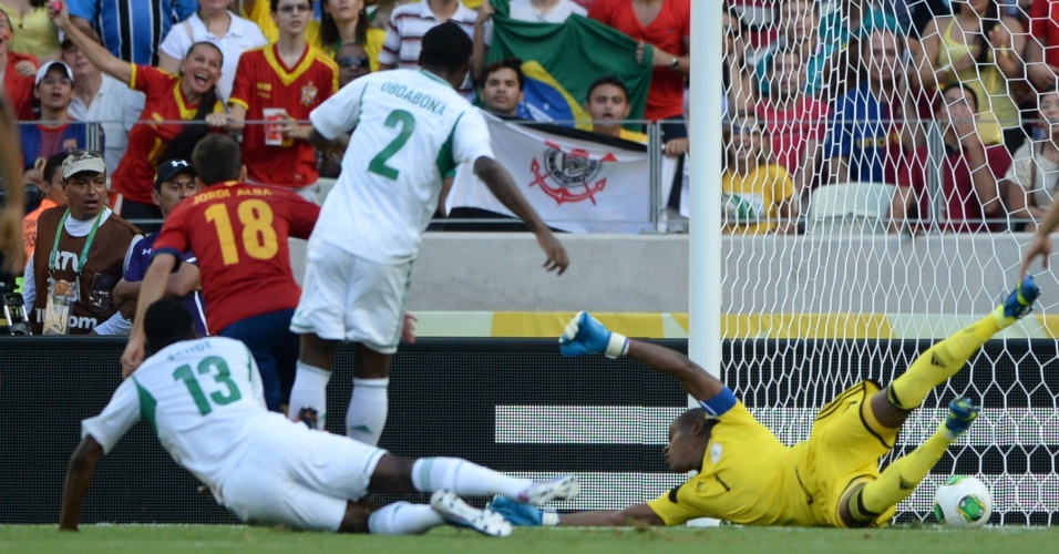 23.jun.2013 - Jordi Alba bate no canto do goleiro Enyeama e abre o placar para a Espanha contra a Nigéria