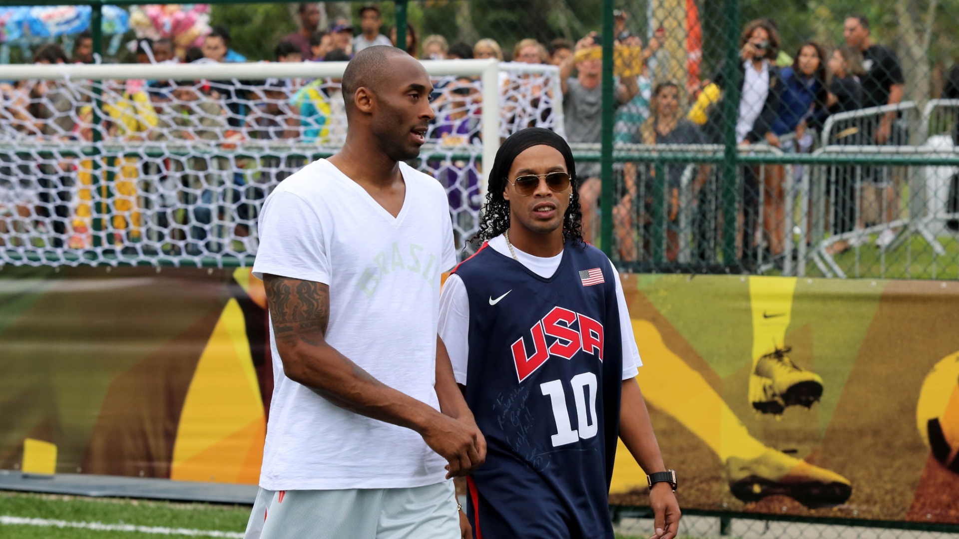 23.jun.2013 - Kobe Bryant (e) e Ronaldinho Gaúcho conversam durante torneio de futebol no Aterro do Flamengo, zona Sul do Rio de Janeiro