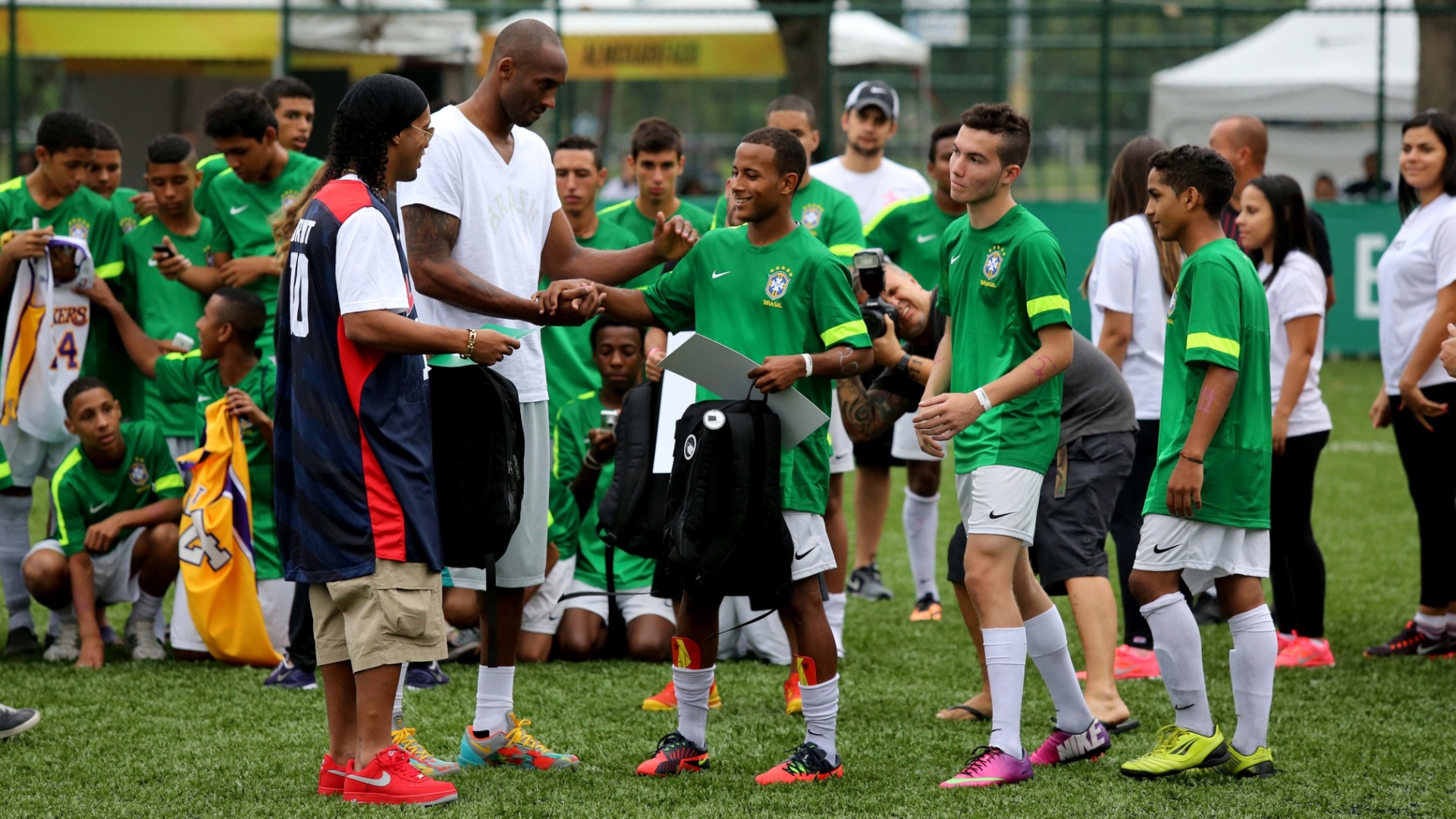 23.jun.2013 - Kobe e Ronaldinho participam de evento no Aterro do Flamengo, no Rio de Janeiro