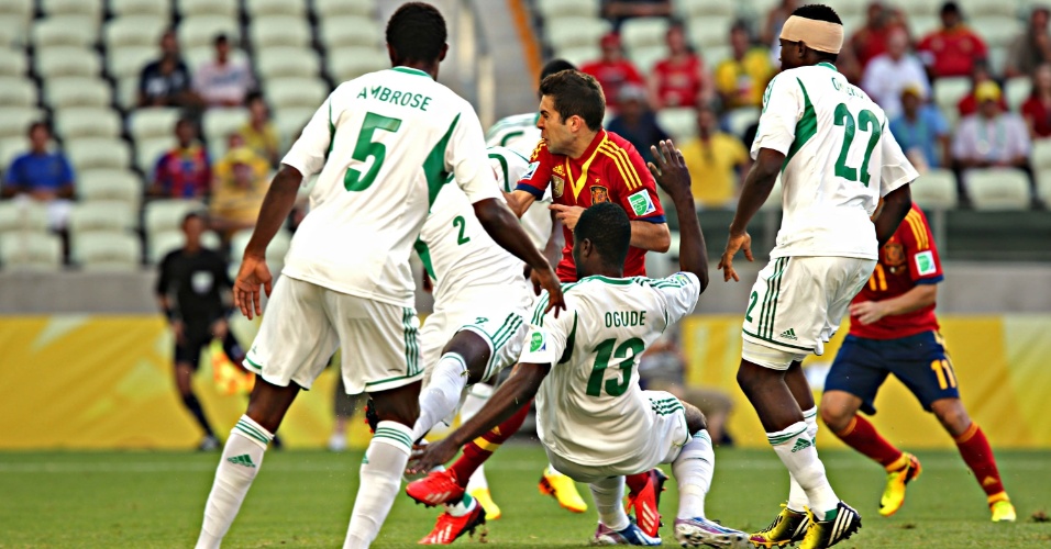 23.jun.2013 - Marcadores da Nigéria tentam roubar a bola de espanhol