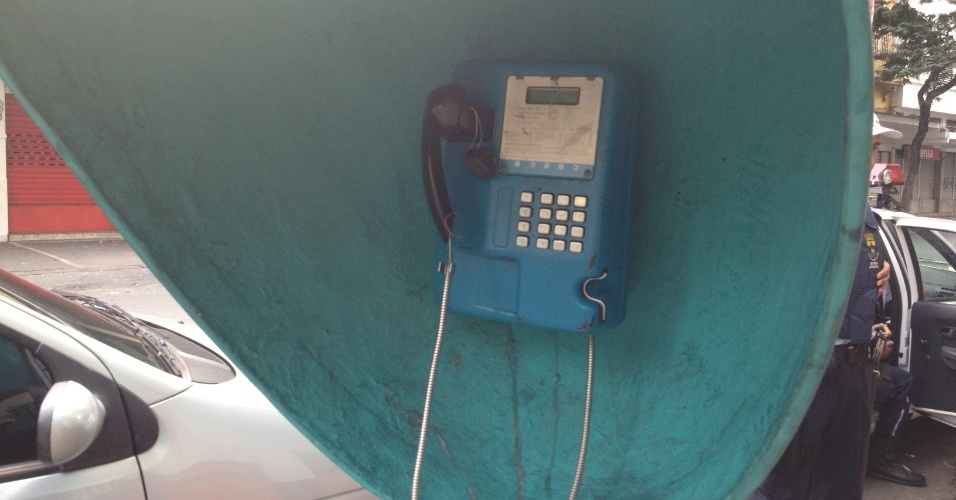 23.jun.2013 - Telefone público foi destruído em manifestações em Belo Horizonte