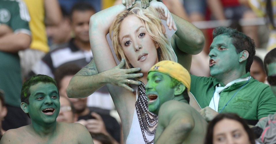 23.jun.2013 - Torcedor da Nigéria provoca o zagueiro espanhol Piqué com um cartaz de sua namorada, a cantora Shakira
