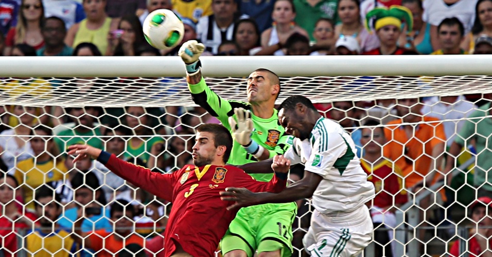 23.jun.2013 -Victor Valdés, goleiro da Espanha, soca a bola para tirar o perigo
