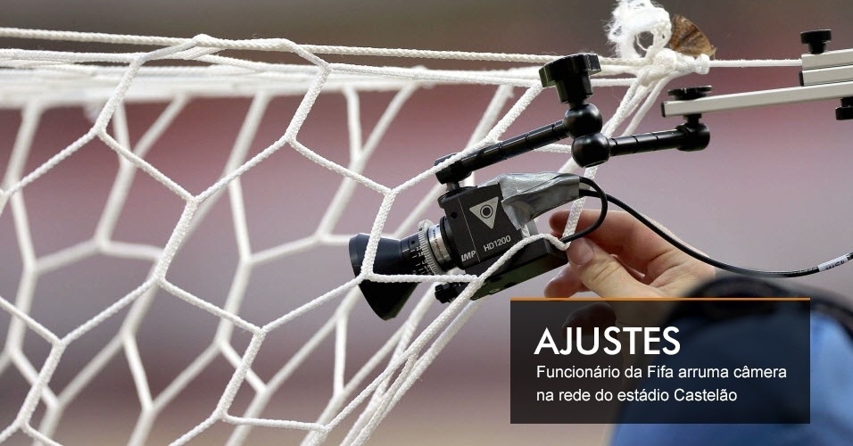 AJUSTES - Funcionário da Fifa arruma câmera na rede do estádio Castelão