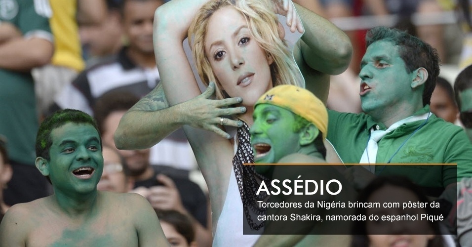 ASSÉDIO - Torcedores da Nigéria brincam com pôster da cantora Shakira, namorada do espanhol Piqué