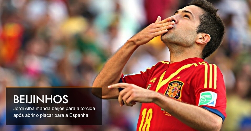 BEIJINHOS - Jordi Alba manda beijos para a torcida após abrir o placar para a Espanha