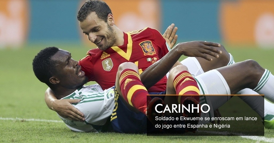 CARINHO - Soldado e Ekwueme se enroscam em lance do jogo entre Espanha e Nigéria
