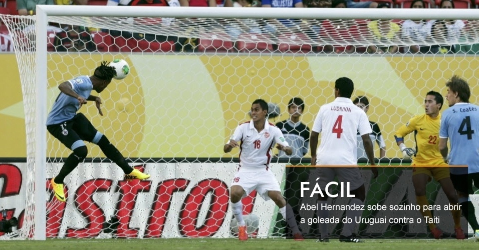 FÁCIL - Abel Hernandez sobe sozinho para abrir a goleada do Uruguai contra o Taiti