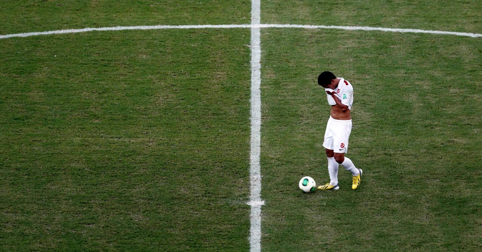 Jogador do Taiti leva a bola para o centro após sua equipe levar gol do Uruguai