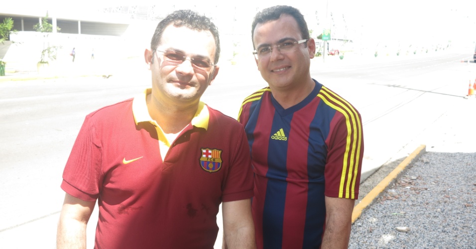 Parceiros Nixon Araújo e Helio Pinheiro, fãs do Barcelona, nas redondezas do Castelão antes de Espanha x Nigéria