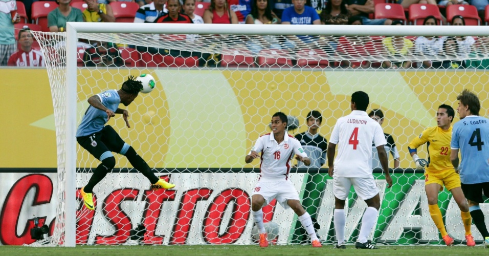 Sem marcação, atacante Hernandez completa de cabeça para o fundo do gol