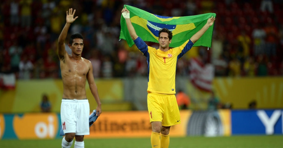 Stanley Atani e Mickael Roche, do Taiti, agradecem fãs verde-amarelos na Arena Pernambuco
