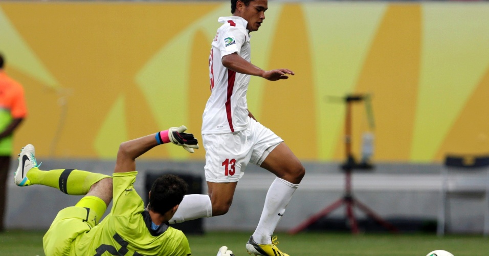 Steevy Chong Hue tenta driblar o goleiro uruguaio Martin Silva
