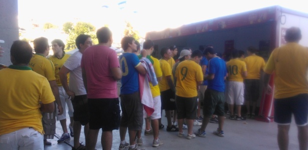 Torcedores que foram à Arena Fonte Nova sofreram com filas nas lanchonetes pelo estádio