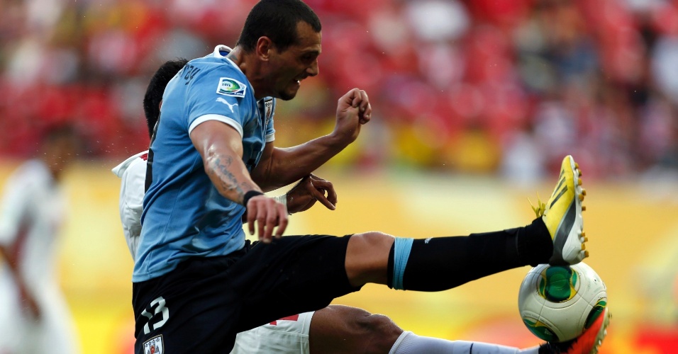 Uruguaio Aguirregaray disputa jogada com o rival Nicolas Vallar