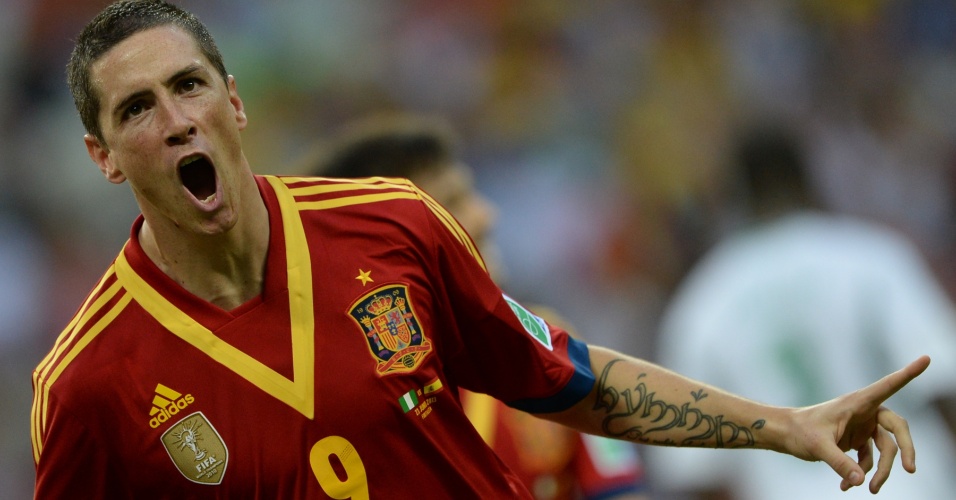 23.jun.2013 - Fernando Torres exibe tatuagem no braço ao marcar para a Espanha na partida contra a Nigéria