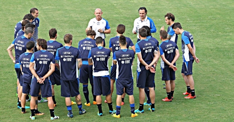 24.06.13 - Jogadores da seleção italiana escutam orientação dos treinadores durante atividade no estádio Presidente Vargas