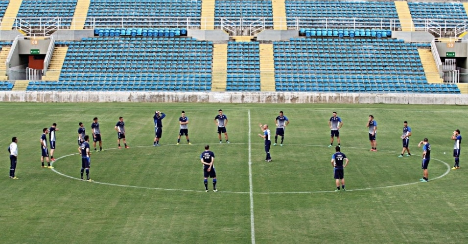 24.06.13 - Jogadores italianos fazem atividade durante treino da equipe no estádio Presidente Vargas
