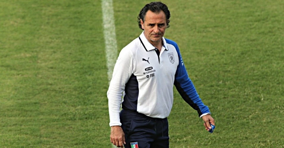 24.06.13 - Técnico italiano Cesare Prandelli orienta jogadores da Itália durante treino em Fortaleza