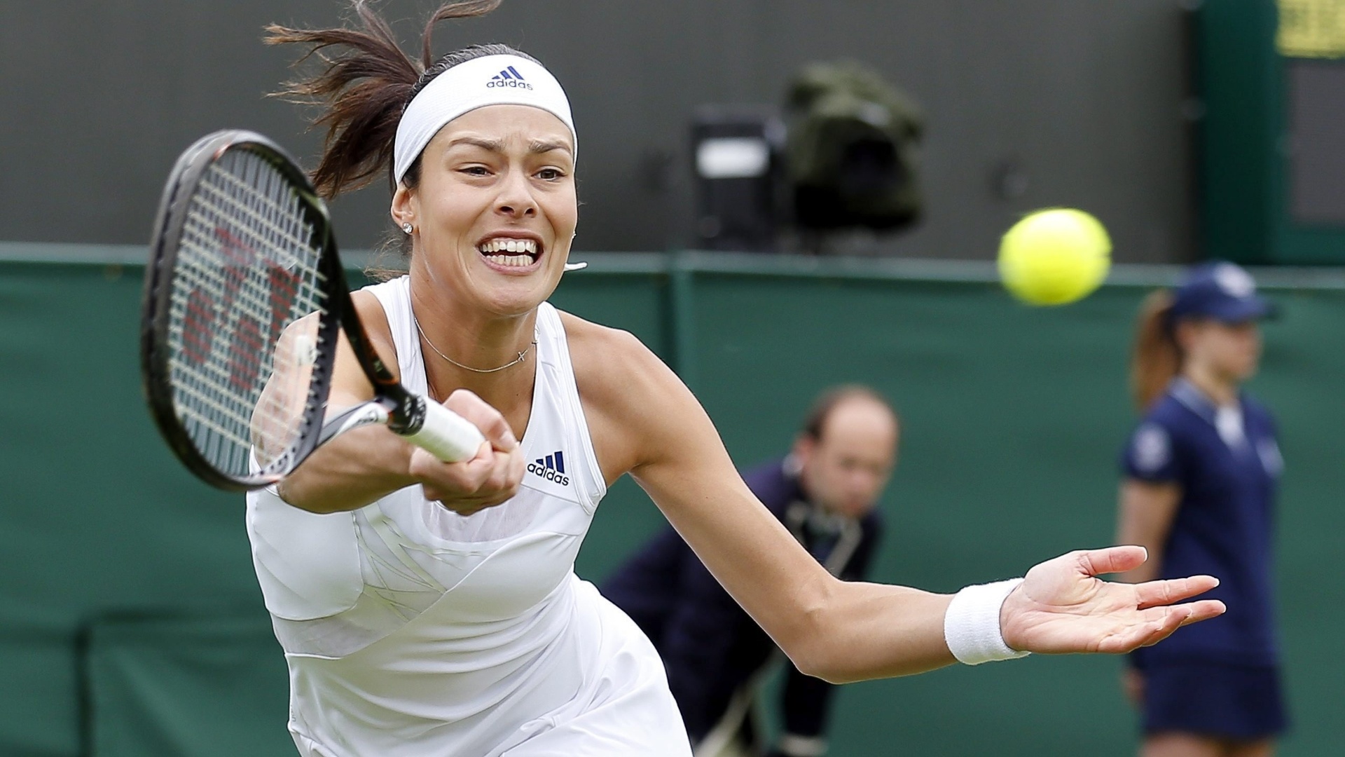 24.jun.2013 - Ana Ivanovic faz devolução na partida contra Virginie Razzano em sua estreia em Wimbledon - EFE/kerim Okten