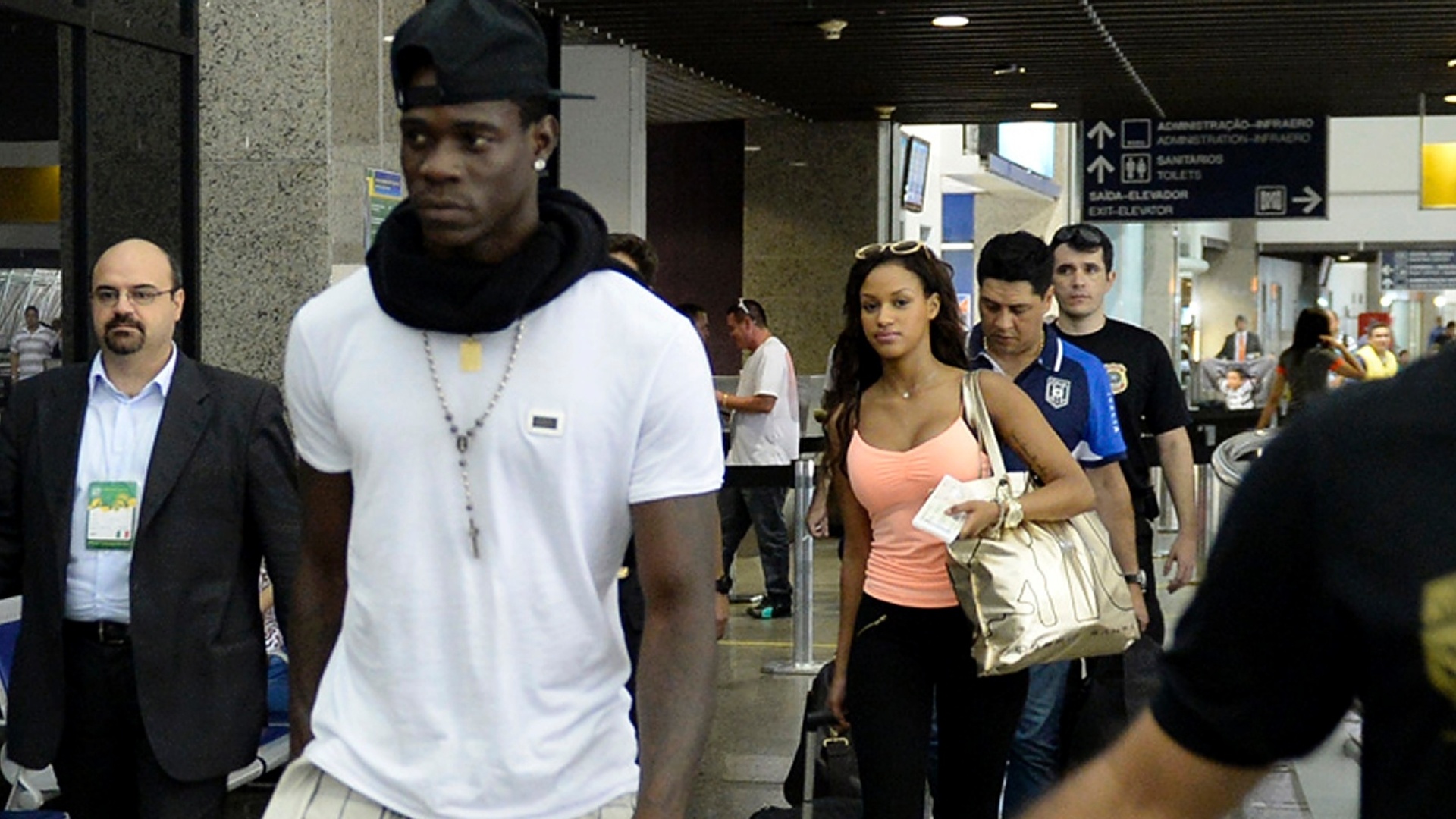 24.jun.2013 - Após ser cortado da seleção italiana por conta de uma lesão, Mario Balotelli deixou Fortaleza e retornou à Itália