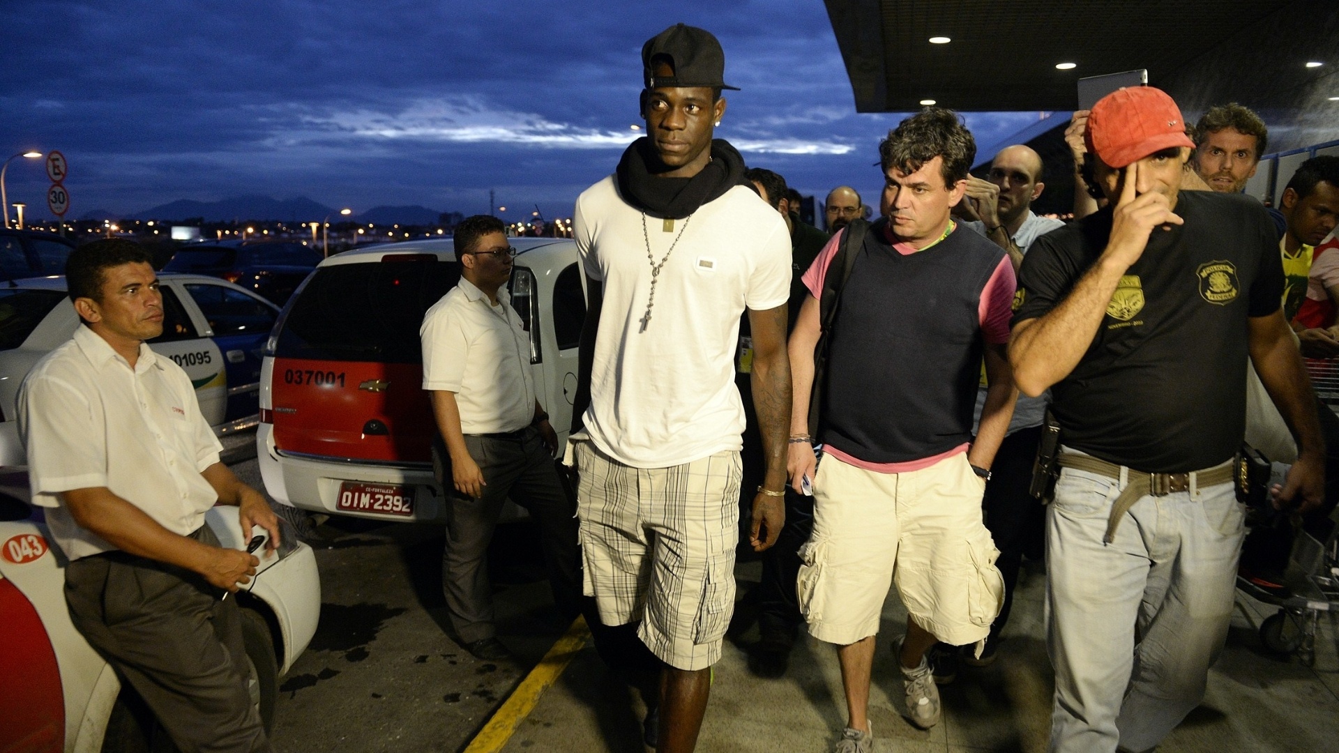 24.jun.2013 - Balotelli chega ao aeroporto de Fortaleza para deixar o Brasil após corte da seleção italiana
